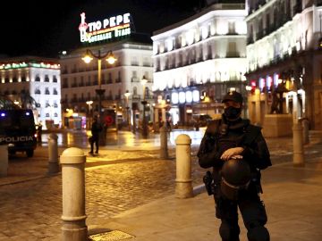 La Policía Nacional vigila la Puerta del Sol en Madrid durante las restricciones por el coronavirus