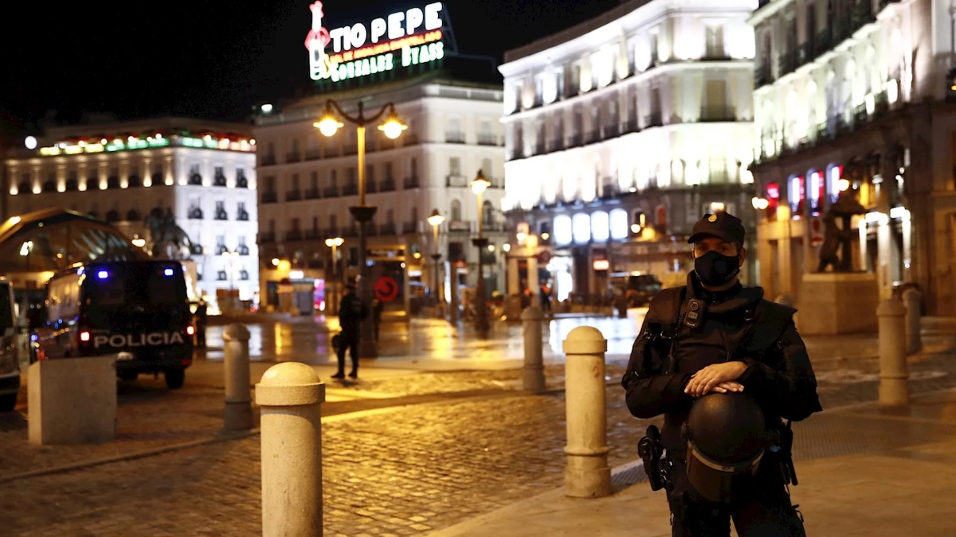 La Policía Nacional vigila la Puerta del Sol en Madrid durante las restricciones por el coronavirus La Policía Nacional vigila la Puerta del Sol en Madrid durante las restricciones por el coronavirus