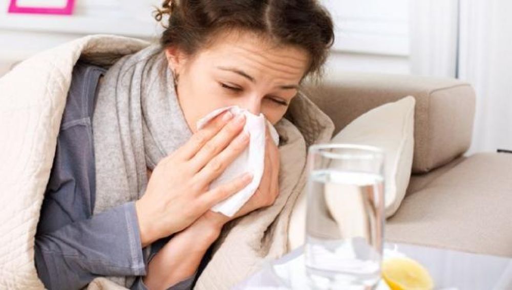Persona con un pañuelo debido a la gripe