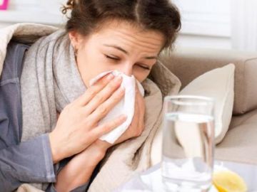 Persona con un pañuelo debido a la gripe