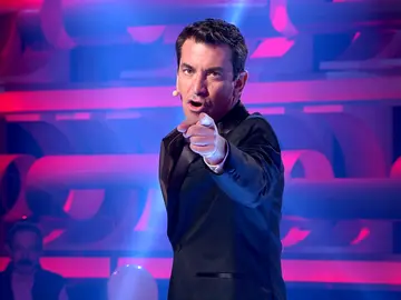 Arturo Valls, ante el megatest de los 2.000 programas de '¡Ahora caigo!': "El equipo no se ha ganado que les invite a paella" Arturo Valls, ante el megatest de los 2.000 programas de '¡Ahora caigo!': "El equipo no se ha ganado que les invite a paella"