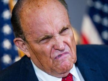 Rudy Giuliani con el tinte de su pelo corriendo por su cara