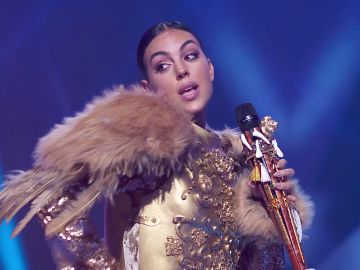 La Vecina Rubia cae en las redes de la pegadiza canción de Georgina Rodríguez en 'Mask Singer': ¡así ha sido su conversación!