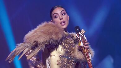 La Vecina Rubia cae en las redes de la pegadiza canción de Georgina Rodríguez en 'Mask Singer': ¡así ha sido su conversación!