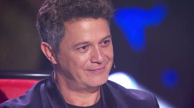 Alejandro Sanz, con la voz entrecortada, tras la versión de 'Corazón partío' de Paula Espinosa: 