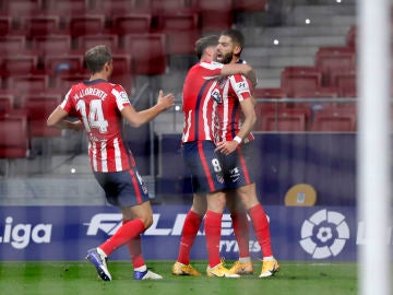 Los jugadores del Atlético celebran el gol de Carrasco