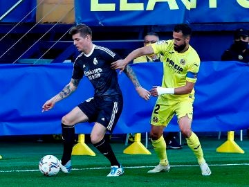 Kroos controla el balón ante el Villarreal