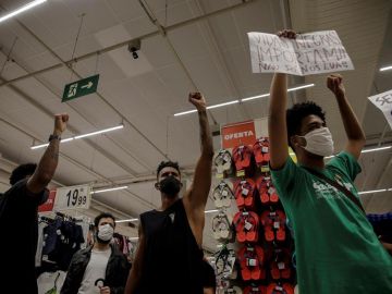 Protestas en Brasil por la muerte de un hombre negro a manos de 2 vigilantes de un supermercado 