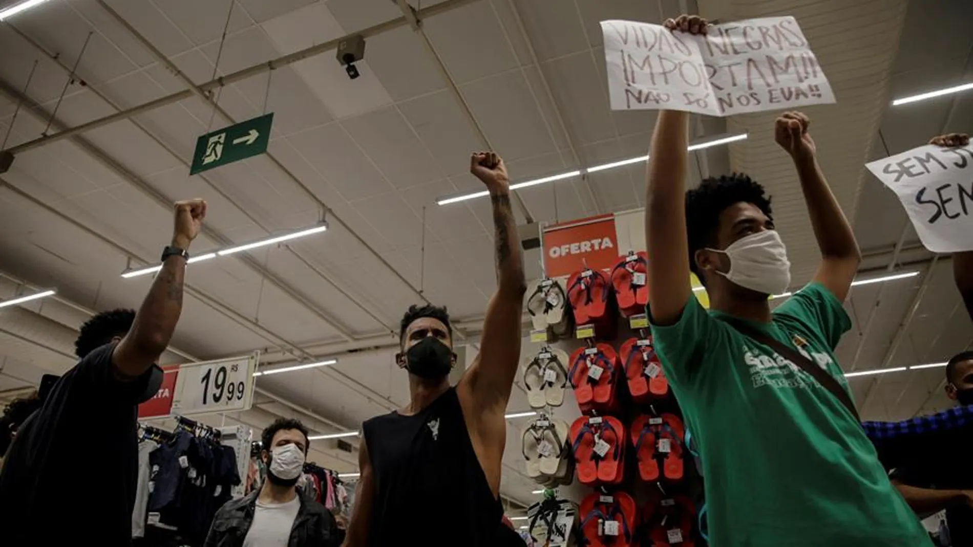 Protestas en Brasil por la muerte de un hombre negro a manos de 2 vigilantes de un supermercado Protestas en Brasil por la muerte de un hombre negro a manos de 2 vigilantes de un supermercado