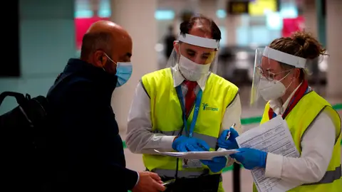 Los aeropuertos se preparan los cribados masivos Los aeropuertos se preparan los cribados masivos