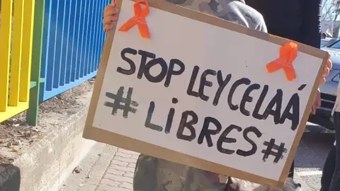 Familias, docentes y muchos niños en la manifestación Familias, docentes y muchos niños en la manifestación