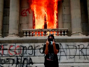 Manifestantes queman el Congreso en Guatemala