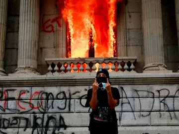 Manifestantes queman el Congreso en Guatemala Manifestantes queman el Congreso en Guatemala