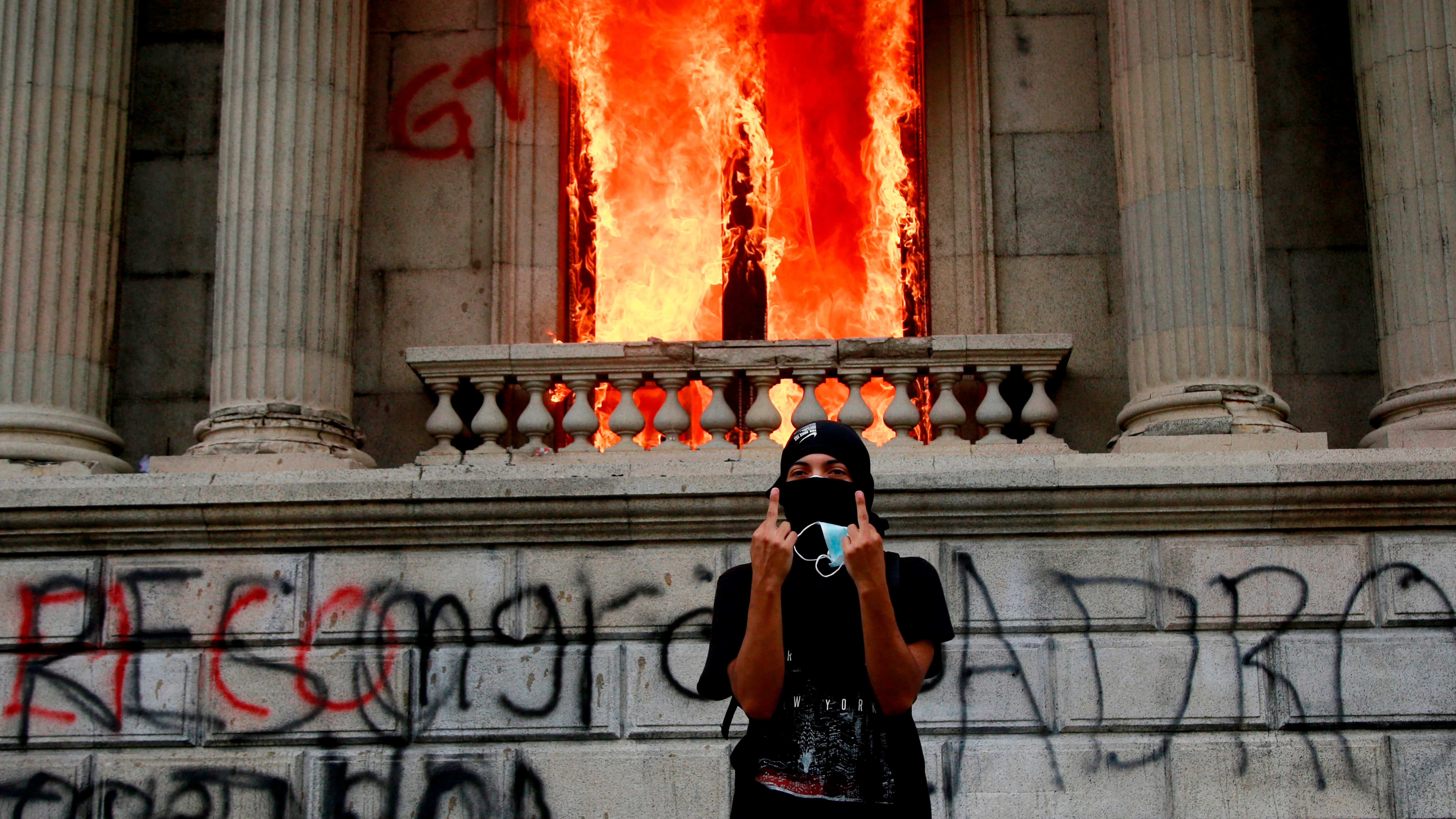 Manifestantes queman el Congreso en Guatemala