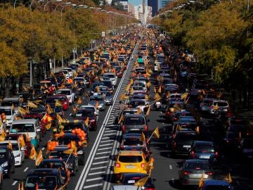 Vista general de la manifestación con vehículos que recorre el Paseo de la Castellana desde Cuzco a Cibeles en Madrid este domingo contra la Ley de Educación (LOMLOE), denominada también 'Ley Celaá'