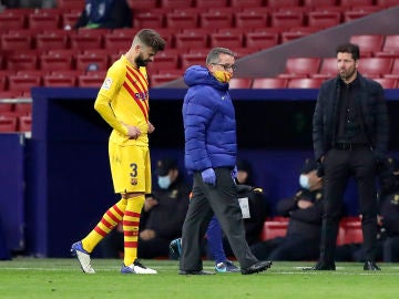 Piqué abandona el campo tras lesionarse