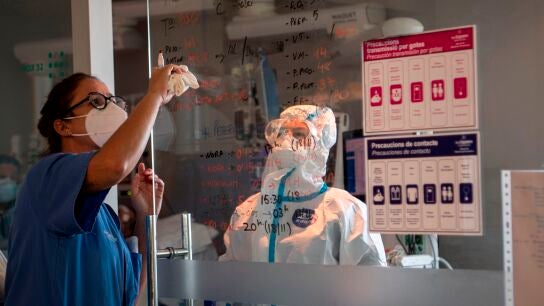 Preparativos para entubar a uno de los enfermos reci&eacute;n ingresado en la UCI del hospital Son Espases de Palma de Mallorca