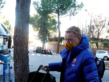 Koeman: "No llevamos a Messi ni De Jong porque la Champions está cómoda y necesitan descanso" Koeman: "No llevamos a Messi ni De Jong porque la Champions está cómoda y necesitan descanso"