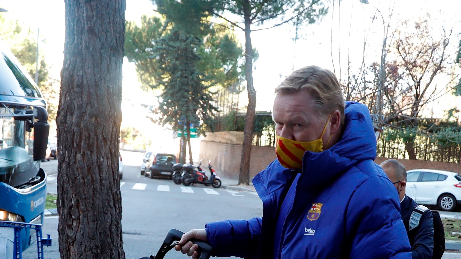 Koeman: "No llevamos a Messi ni De Jong porque la Champions está cómoda y necesitan descanso" Koeman: "No llevamos a Messi ni De Jong porque la Champions está cómoda y necesitan descanso"