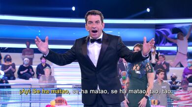 La hilarante versión del 'Bella ciao' de Arturo Valls con la caída de un concursante de '¡Ahora caigo!'