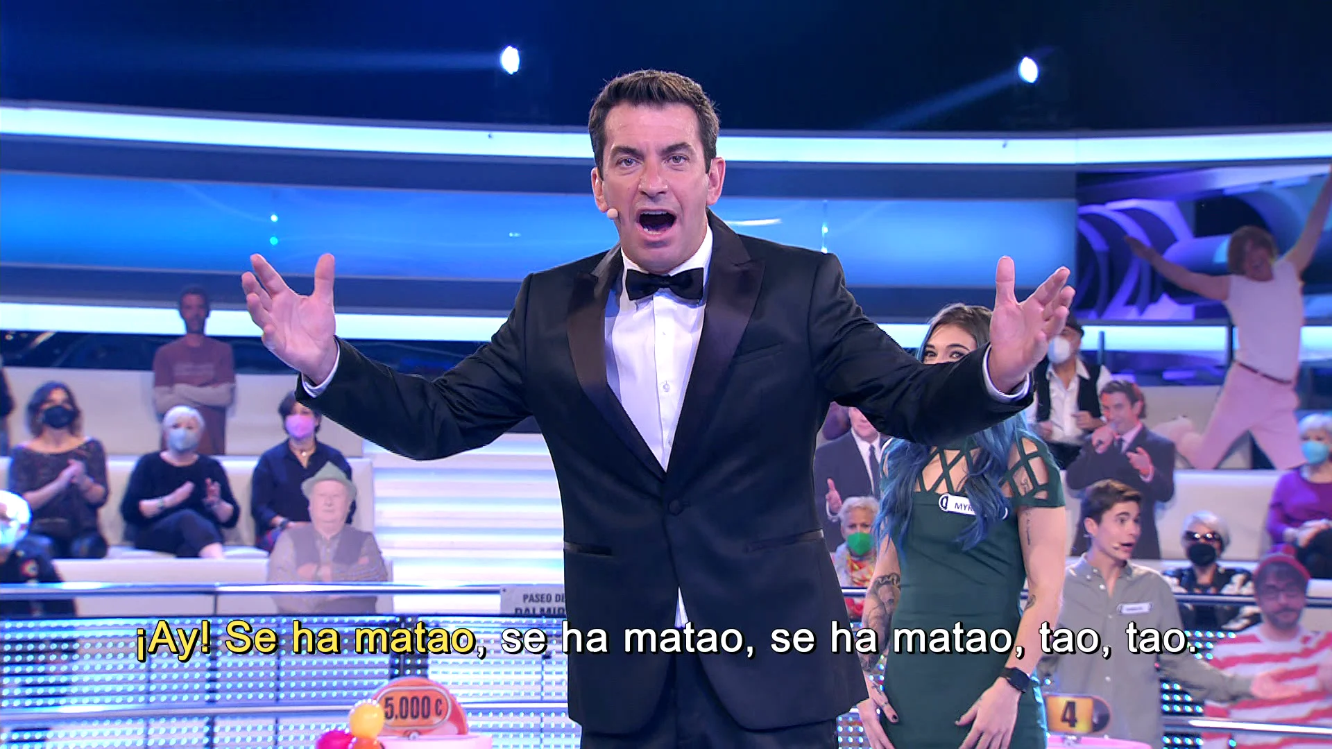 La hilarante versión del 'Bella ciao' de Arturo Valls con la caída de un concursante de '¡Ahora caigo!'
