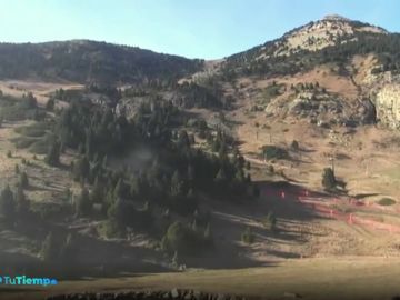 El verde se impone como protagonista en las estaciones de esqu&iacute; ante la falta de nieve