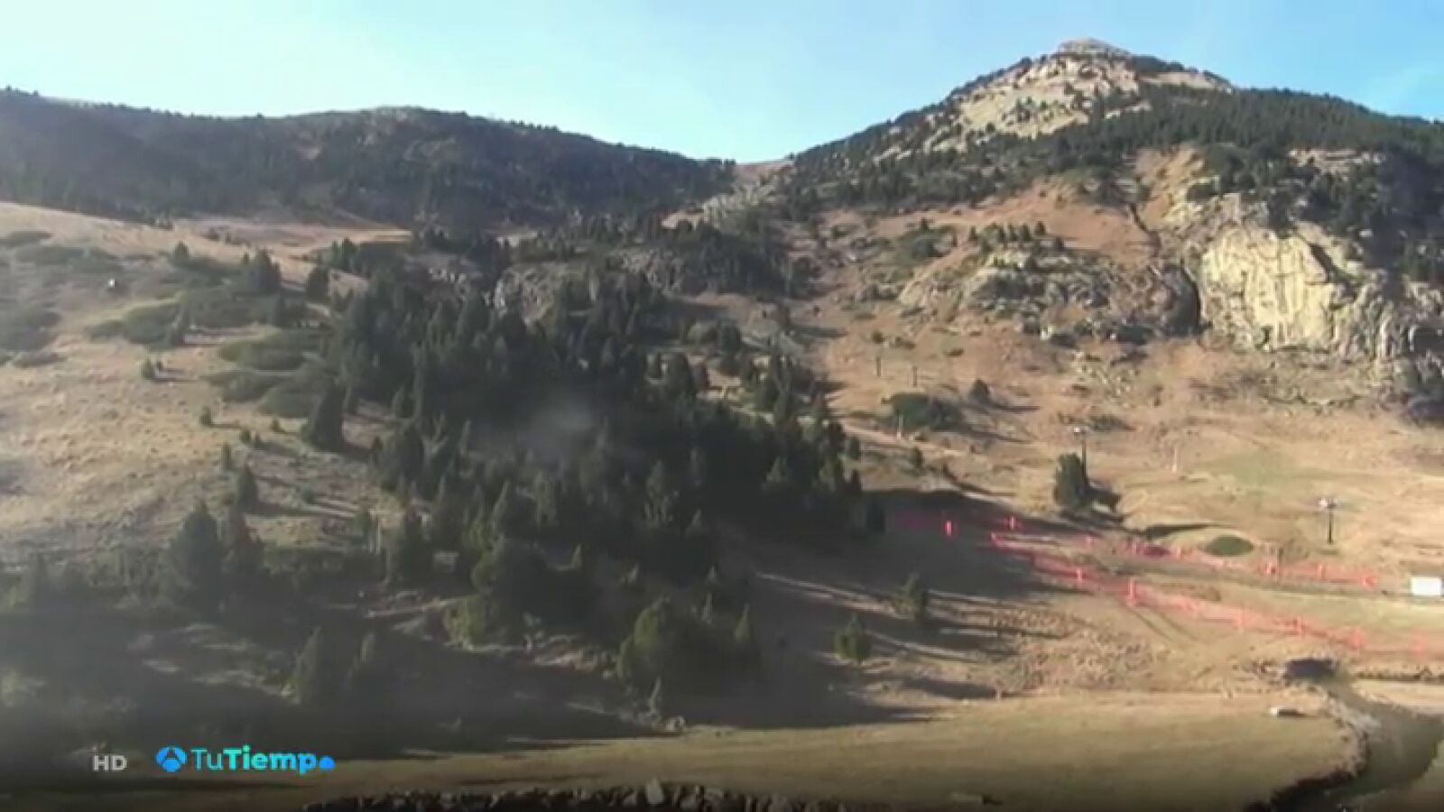 Pistas de esquí vacías y cubiertas de verde en pleno mes de noviembre ante la falta de nieve