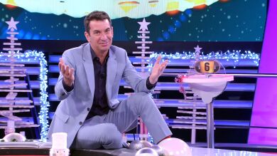 Arturo Valls lanza un debate a todos los 'ahoracaiguers': ¿Qué canción del euro es la favorita?