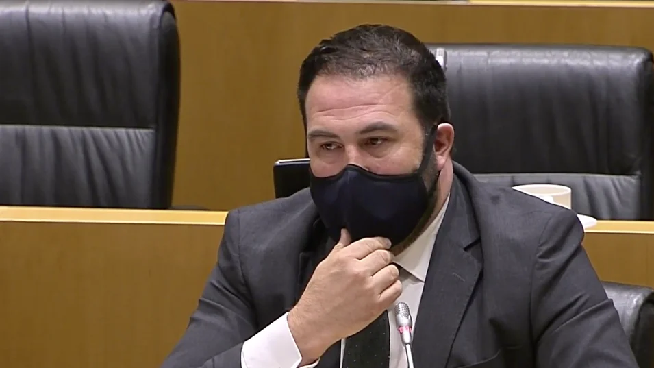 Un diputado de EH Bildu se dirige a Antonio Salvá, padre de un guardia civil asesinato por ETA: "Condené ese terrible asesinato y lo sigo sosteniendo" Un diputado de EH Bildu se dirige a Antonio Salvá, padre de un guardia civil asesinato por ETA: "Condené ese terrible asesinato y lo sigo sosteniendo"