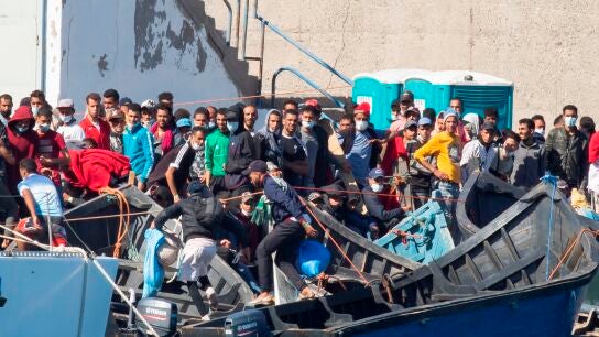 Inmigrantes en el puerto de Arguinegu&iacute;n