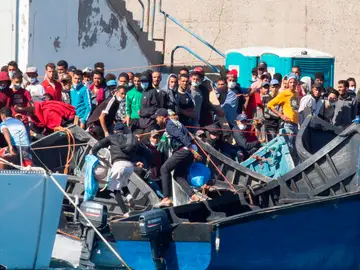 Inmigrantes en el puerto de Arguineguín Inmigrantes en el puerto de Arguineguín