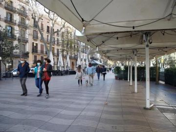 Varias personas pasean por las terrazas de las Ramblas