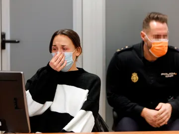 Alejandra G.P., la mujer de 33 años acusada de estrangular hasta la muerte al hijo de acogida de 8 años de su pareja Alejandra G.P., la mujer de 33 años acusada de estrangular hasta la muerte al hijo de acogida de 8 años de su pareja