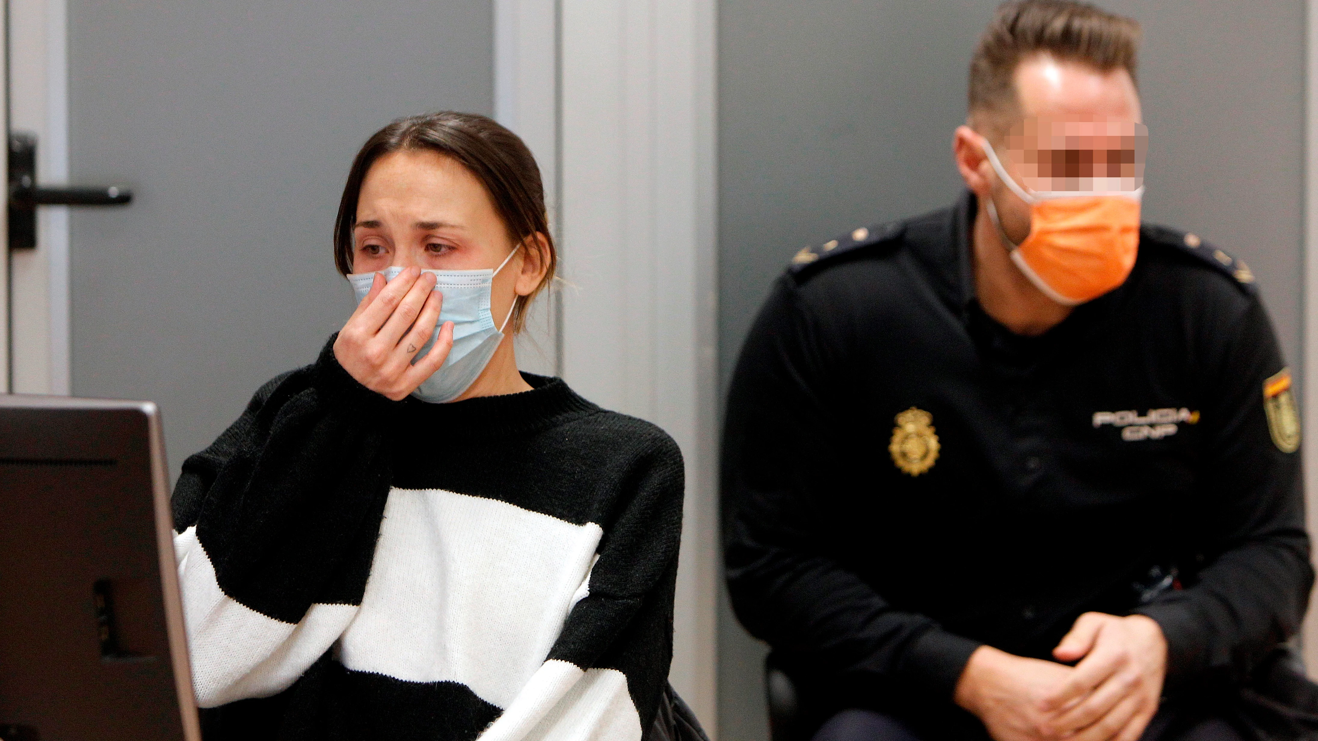 Alejandra G.P., la mujer de 33 años acusada de estrangular hasta la muerte al hijo de acogida de 8 años de su pareja Alejandra G.P., la mujer de 33 años acusada de estrangular hasta la muerte al hijo de acogida de 8 años de su pareja