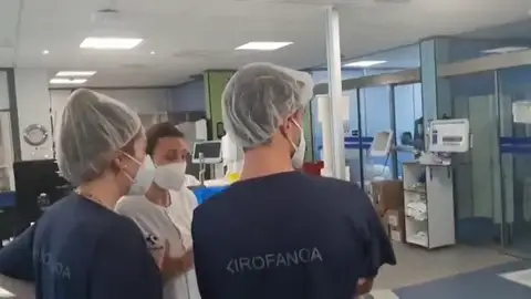 El Hospital Cruces de Bilbao organiza una visita guiada a la UCI para concienciar a los más jóvenes El Hospital Cruces de Bilbao organiza una visita guiada a la UCI para concienciar a los más jóvenes