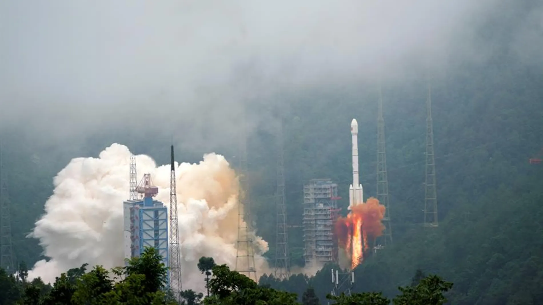 China lanza con éxito la sonda Chang'e-5 para recolectar muestras en la Luna China lanza con éxito la sonda Chang'e-5 para recolectar muestras en la Luna