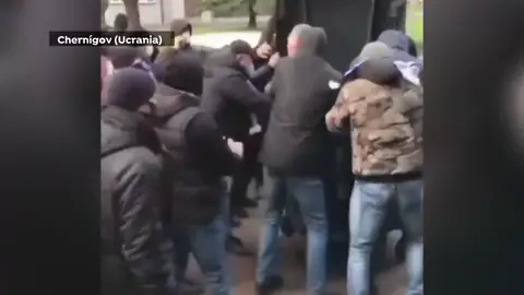 Ultras ucranianos meten a un directivo en un contenedor de basura Ultras ucranianos meten a un directivo en un contenedor de basura