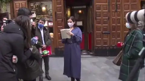 Isabel Díaz Ayuso se transforma en camarera y toma la comanda a los periodistas: "Café con leche normal ¿y para mojar?" Isabel Díaz Ayuso se transforma en camarera y toma la comanda a los periodistas: "Café con leche normal ¿y para mojar?"