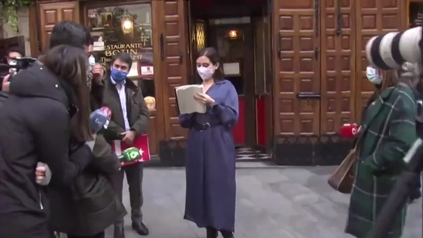 Isabel Díaz Ayuso se transforma en camarera y toma la comanda a los periodistas: "Café con leche normal ¿y para mojar?" Isabel Díaz Ayuso se transforma en camarera y toma la comanda a los periodistas: "Café con leche normal ¿y para mojar?"