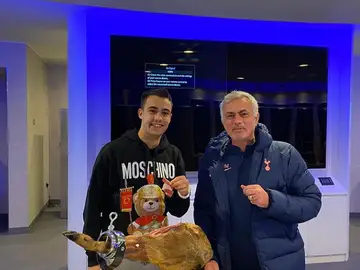 Mourinho cumple con su "promesa" y regala a Reguilón un jamón de más de 560 euros Mourinho cumple con su "promesa" y regala a Reguilón un jamón de más de 560 euros