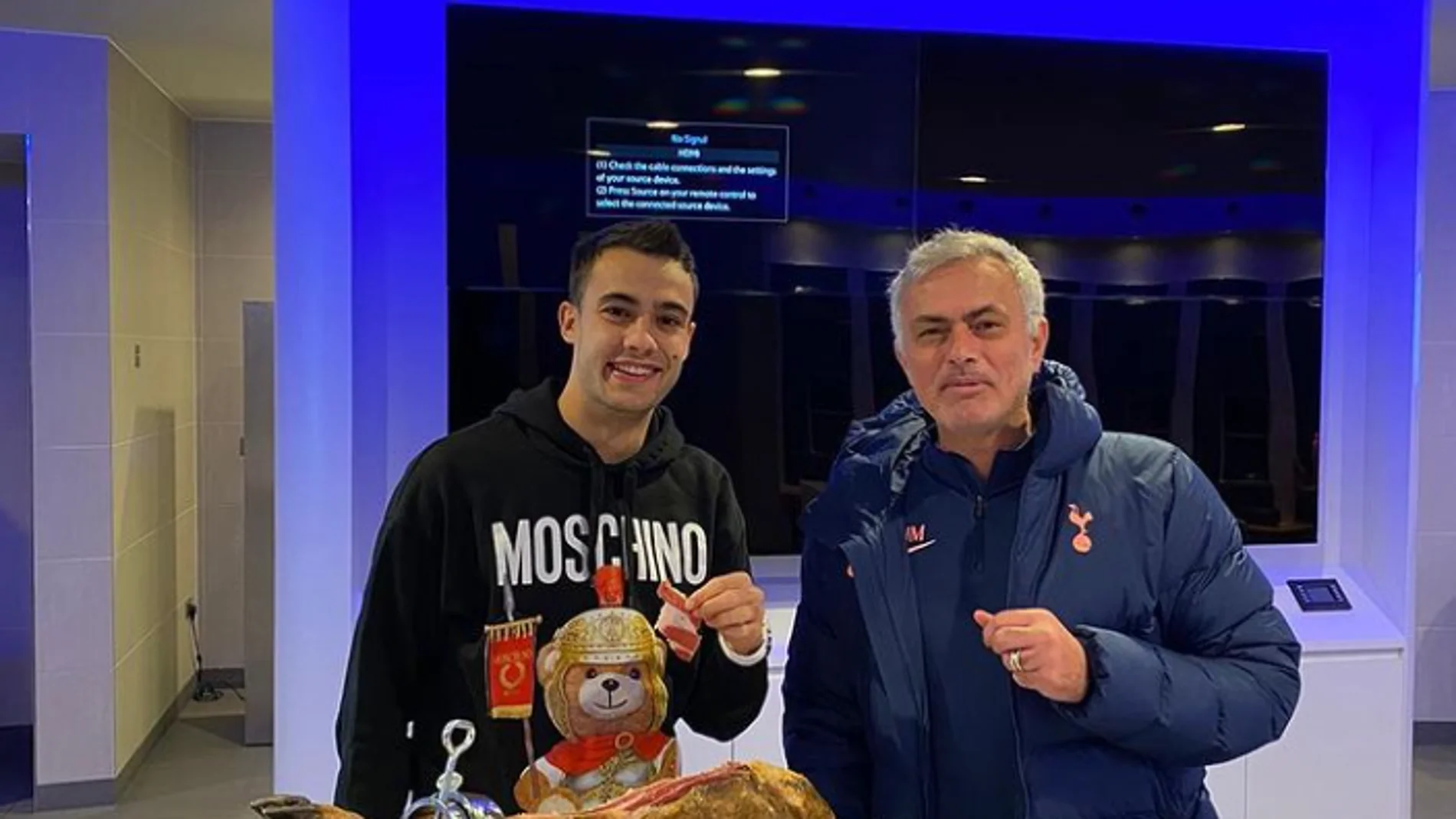 Mourinho cumple con su "promesa" y regala a Reguilón un jamón de más de 560 euros Mourinho cumple con su "promesa" y regala a Reguilón un jamón de más de 560 euros
