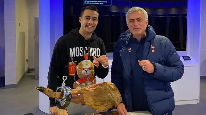 Mourinho cumple con su "promesa" y regala a Reguilón un jamón de más de 560 euros Mourinho cumple con su "promesa" y regala a Reguilón un jamón de más de 560 euros
