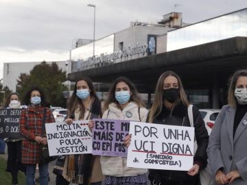 Protestas ante el clínico de Santiago.
