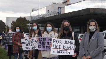 Protestas ante el clínico de Santiago.