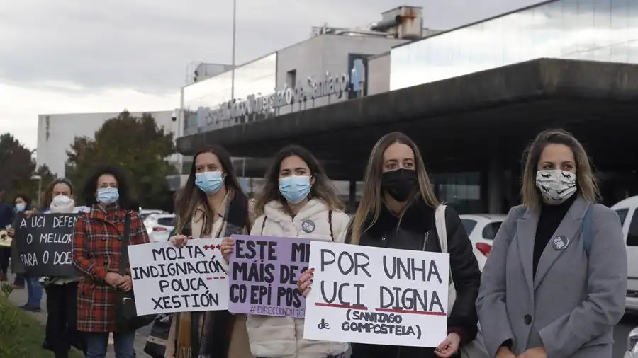 Protestas ante el cl&iacute;nico de Santiago.