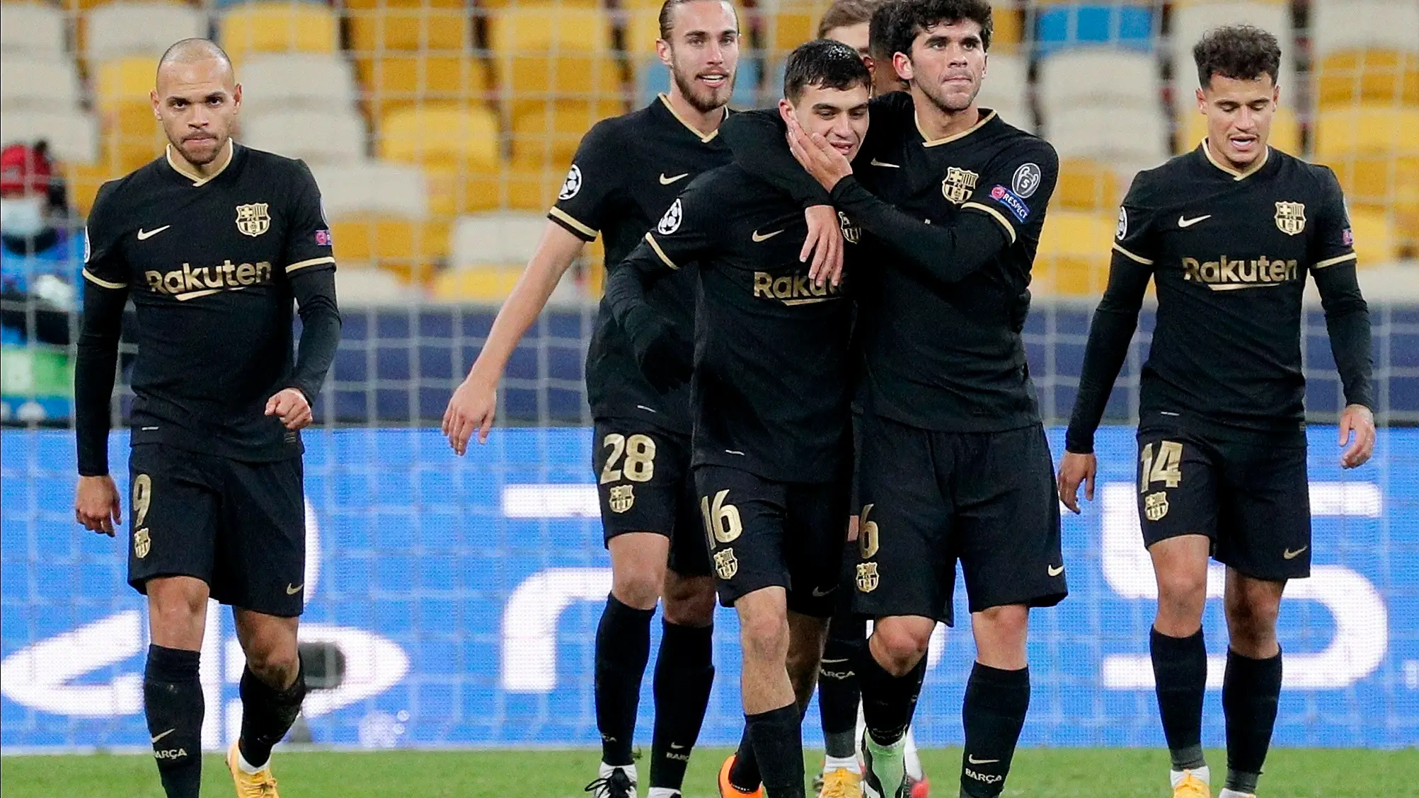 Los jugadores del Barcelona celebran un gol ante el Dinamo de Kiev