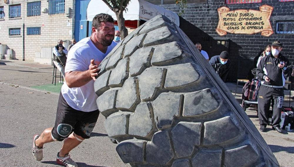 Roberto Rodríguez bate el récord de España levantando un neumático de 573 kilos