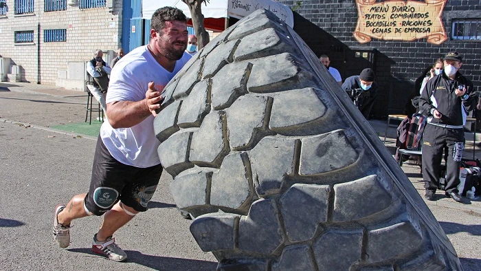 Roberto Rodr&iacute;guez bate el r&eacute;cord de Espa&ntilde;a levantando un neum&aacute;tico de 573 kilos