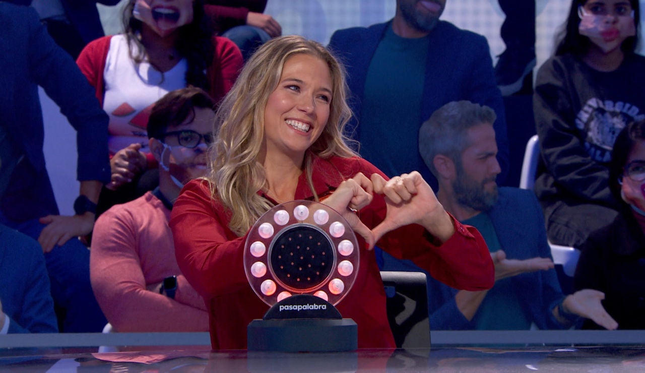 Patricia Montero y Álex Adrover: complicidad, bromas y mucho amor en el plató de ‘Pasapalabra’ Patricia Montero y Álex Adrover: complicidad, bromas y mucho amor en el plató de ‘Pasapalabra’