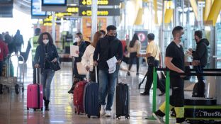 Apu&ntilde;alan a una persona con un cuchillo en el aeropuerto alem&aacute;n de Dusseldorf